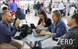 Expositor-Feira-Zero-Grau-em-Gramado-Feiras-de-Moda-Calcados-03-300x188 Zero Grau 2024 : expectativas dos lojistas para a feira da indústria calçadista em Gramado - https://industriacalcadista.com/